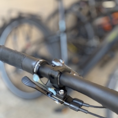 Punho de guiador de bicicleta preto com manete de travão e alavanca de mudanças