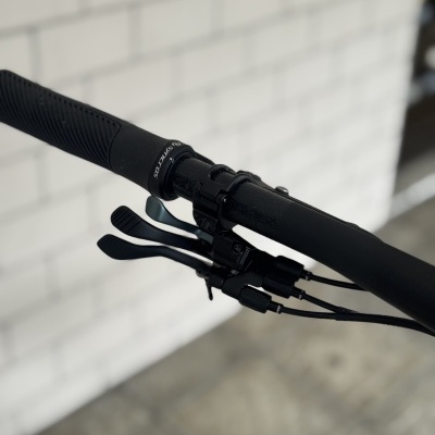 Punho de bicicleta preto com alavancas de mudança de velocidades
