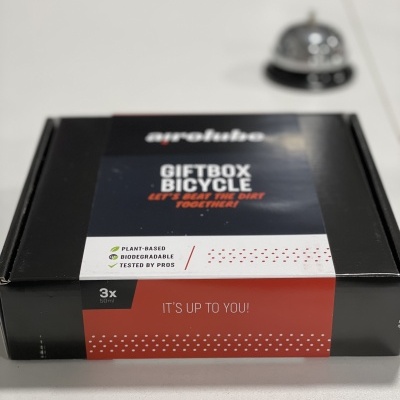 Caixa preta Giftbox Bicycle com texto e sino ao fundo