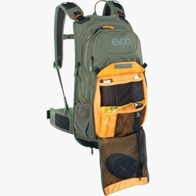 Mochila evoc verde com compartimentos internos abertos e detalhes laranja