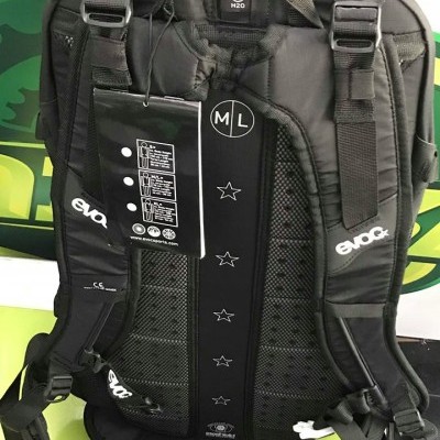 Mochila preta Evoc com alças acolchoadas e etiqueta M L