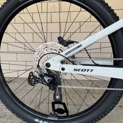 Roda traseira de bicicleta de montanha com pneu MAXXIS Forekaster e quadro branco Scott