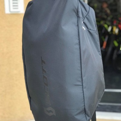 Mochila preta Scott com logotipo cinza escuro