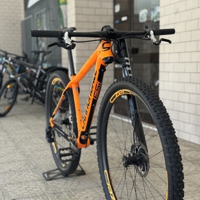 Bicicleta Cannondale F-Si laranja com pneus e guiador pretos