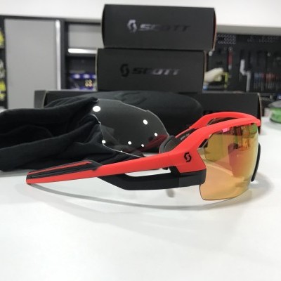 Óculos desportivos Scott vermelhos com lentes espelhadas laranja e bolsa preta