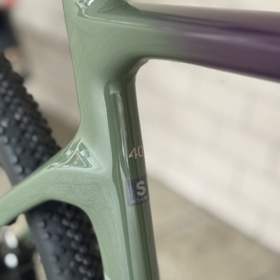 Quadro de bicicleta verde e roxo com texto 40 e etiqueta S VIRTUAL 52