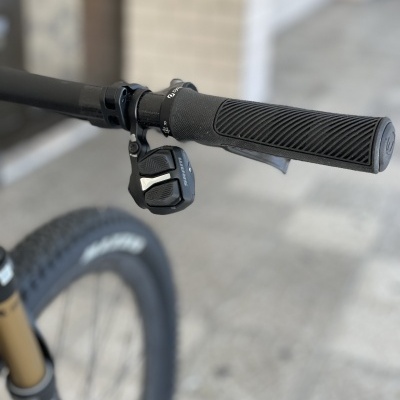 Punho de guiador de bicicleta preto com manete de mudança Shimano