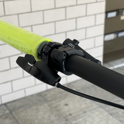 Punho de bicicleta amarelo com manete e guiador preto