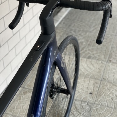 Bicicleta de estrada azul e preta com guiador preto