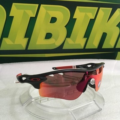 Óculos desportivos com lentes espelhadas cor de rosa e vermelho e armação preta