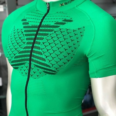 Camisola de ciclismo verde com padrão preto e fecho à frente em manequim prata