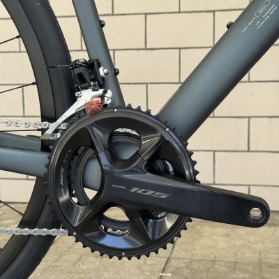 Sistema de transmissão de bicicleta com componente Shimano 105 preto e quadro cinza mate