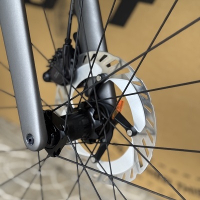Roda de bicicleta com disco de travão metálico e raios pretos