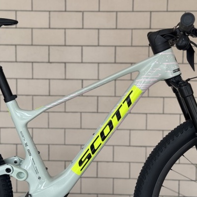 Bicicleta de montanha SCOTT cinza com detalhes amarelos e pneus pretos