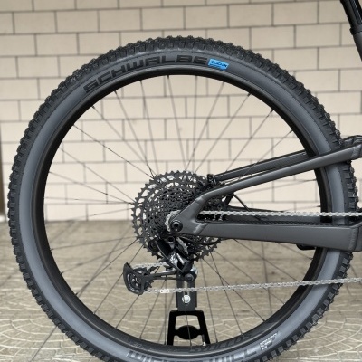 Roda traseira de bicicleta com pneu Schwalbe Rock Razor e suporte SCOTT