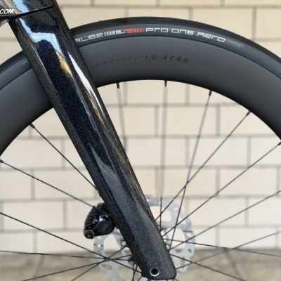 Roda de bicicleta com pneu Schwalbe Pro One Aero e garfo preto