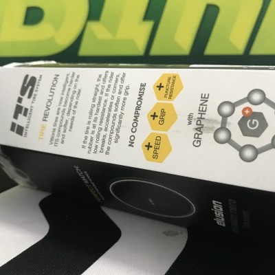 Embalagem branca de protetor de ecrã ITS com texto e desenho molecular