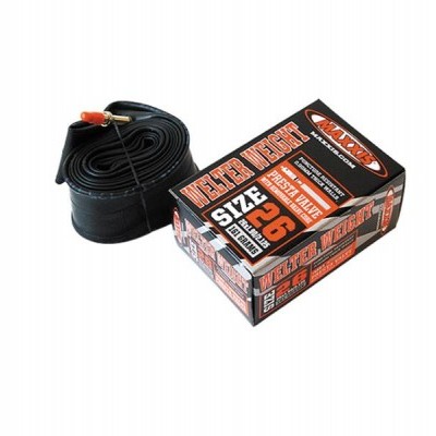 Câmara de ar preta para bicicleta tamanho 26 com caixa de embalagem preta com texto e detalhes laranja e branco