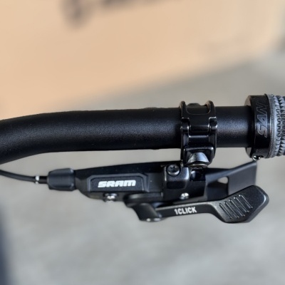 Manípulo de mudança de bicicletas preto com texto branco no guiador preto