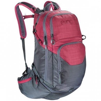 Mochila de trekking vermelha e cinzenta com vários bolsos e alças ajustáveis