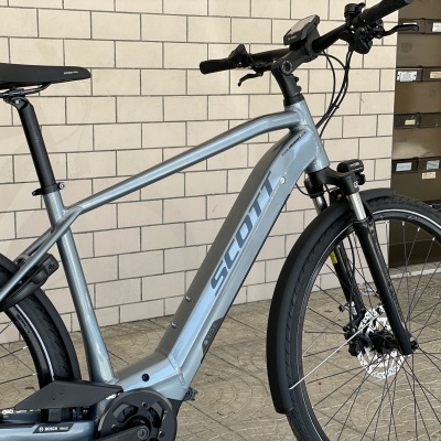 Bicicleta elétrica azul cinzento SCOTT com suspensão dianteira e travão a disco