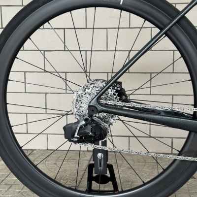 Roda traseira de bicicleta com pneu Schwalbe One e aro SLR 1 preto