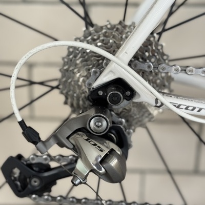 Desviador traseiro Shimano 105 e suspensão de bicicleta branca com engrenagens