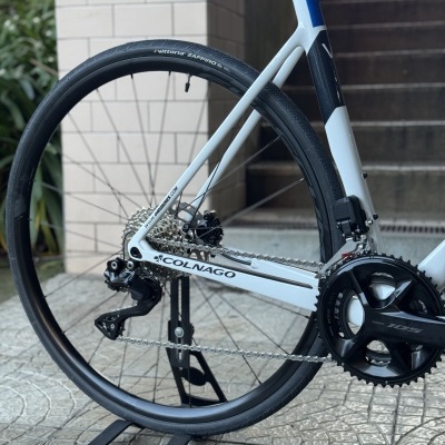 Roda traseira de bicicleta Colnago branca e preta com pneu preto e componentes Shimano 105