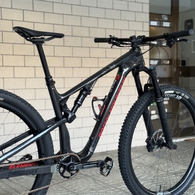 Bicicleta de montanha preta com suspensão e pneus Maxxis