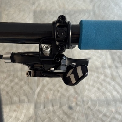 Punho de bicicleta com espuma azul e manete de mudanças número 11