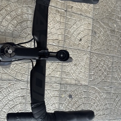 Guiador aerodinâmico preto de bicicleta com punhos de borracha e fita antiderrapante