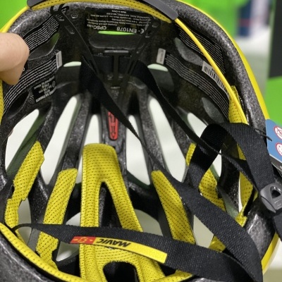 Interior de capacete de bicicleta amarelo e preto com tiras pretas ajustáveis