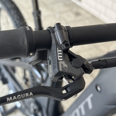 Punho de bicicleta e manípulo de travão Magura no guiador preto de uma bicicleta Scott