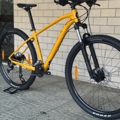 Bicicleta de montanha amarela Scott com pneus Kenda e suspensão dianteira preta