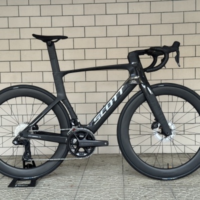 Bicicleta de estrada preta com rodas aerodinâmicas e pneus Schwalbe