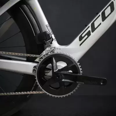 Detalhe da bicicleta com foco no quadro branco brilho e componentes pretos