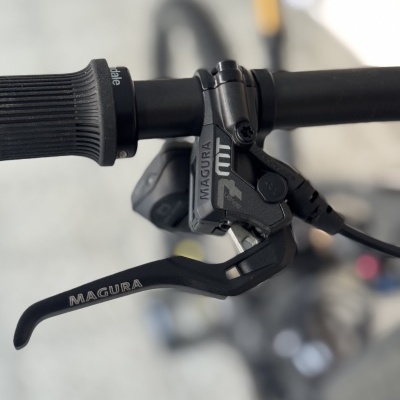 Punho e manete de travão MAGURA da bicicleta preta