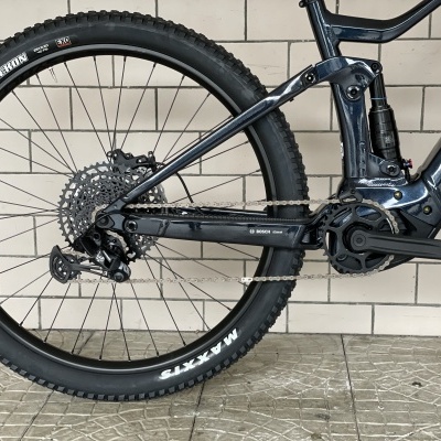 Roda traseira e quadro de bicicleta de montanha elétrica preta com pneus Maxxis