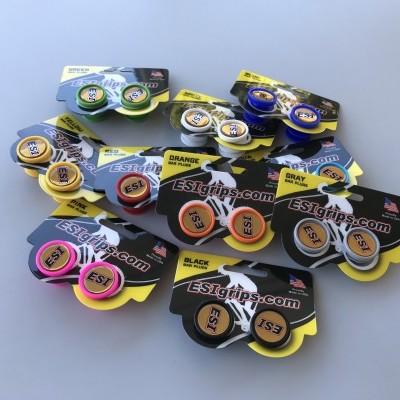 Conjuntos de pegas para tacos de golfe ESTgrips.com em várias cores, embalados em cartelas.