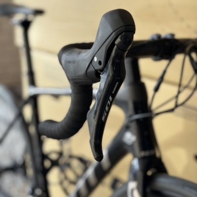 Alavanca de travão e mudança Shimano 105 em bicicleta preta