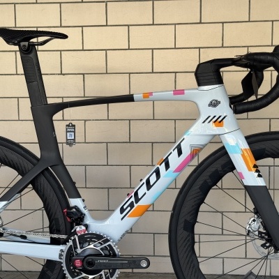 Bicicleta de estrada moderna em fibra de carbono preto e branco com detalhes coloridos