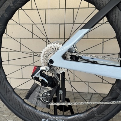 Roda traseira de bicicleta com pneu Continental e aro ZIPP em carbono