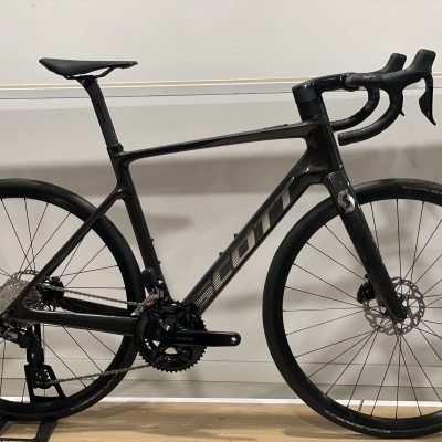 Bicicleta de estrada preta SCOTT com rodas finas e travões de disco