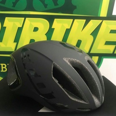 Capacete de ciclismo preto mate com logótipo Scott e fundo com texto BIKE