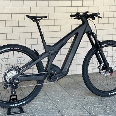 Bicicleta de montanha elétrica preta com quadro robusto e pneus Maxxis