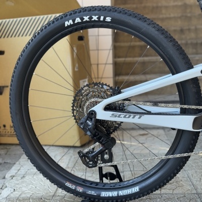 Roda traseira de bicicleta preta MAXXIS e quadro branco SCOTT ao ar livre