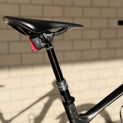 Selim preto de bicicleta com suporte de carbono e sistema eletrônico