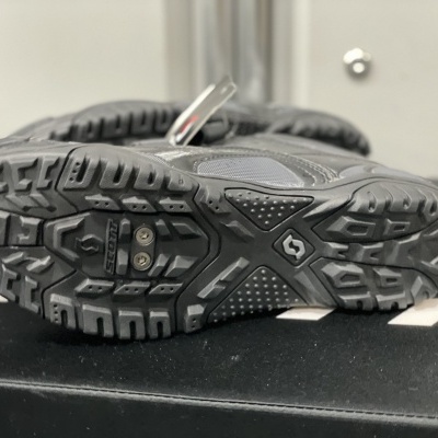 Solado preto de sapatilhas desportivas com encaixe metálico