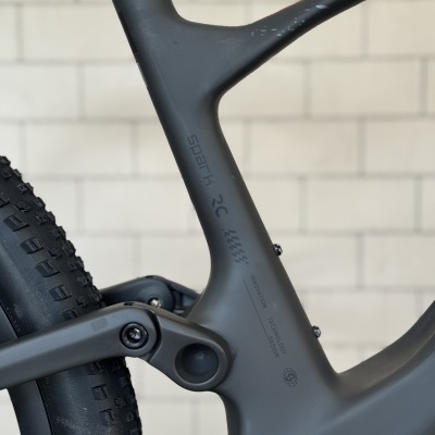 Quadro de bicicleta de montanha em carbono preto com suspensão traseira e pneu largo