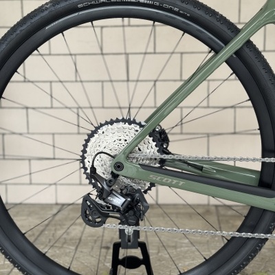 Roda traseira de bicicleta com pneu Schwalbe G-One Bite e transmissão Shimano GRX